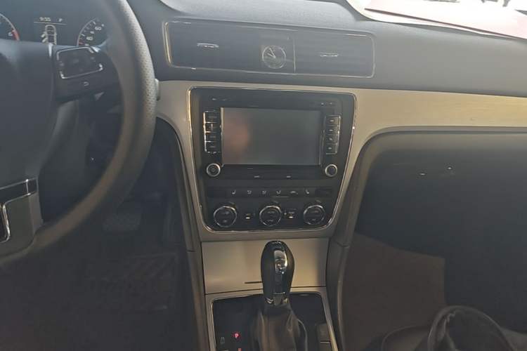 Used Volkswagen Passat 2015 1.8TSI DSG Prestige Edition Audio And AC Panel