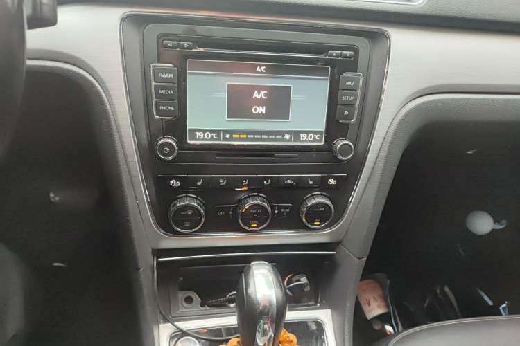 Used Volkswagen Passat 2015 1.8TSI DSG Prestige Edition Audio And AC Panel