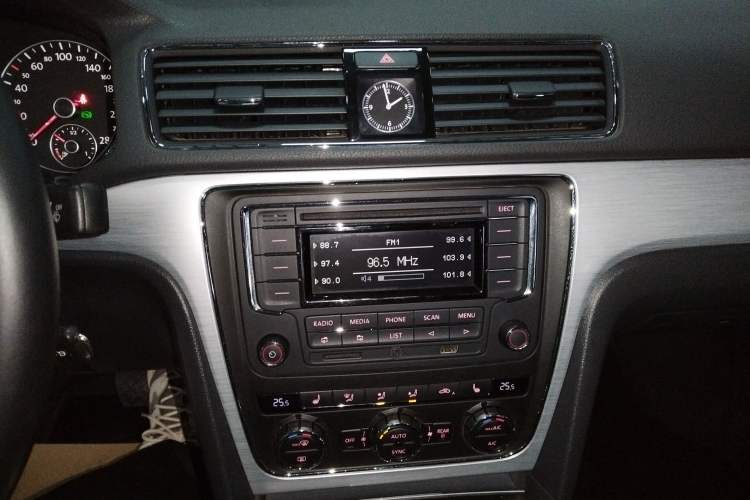 Used Volkswagen Passat 2015 1.8TSI DSG Prestige Edition Audio And AC Panel