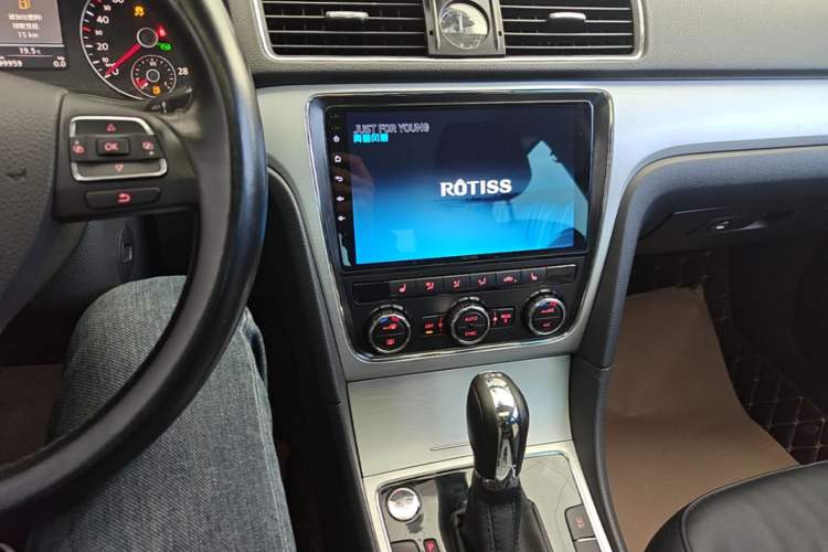 Used Volkswagen Passat 2015 1.8TSI DSG Prestige Edition Audio And AC Panel