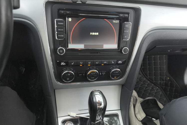 Used Volkswagen Passat 2015 1.8TSI DSG Prestige Edition Audio And AC Panel