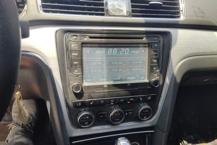 Used Volkswagen Passat 2015 1.8TSI DSG Prestige Edition Audio And AC Panel