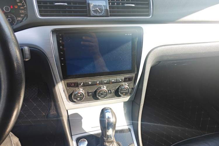 Used Volkswagen Passat 2015 1.8TSI DSG Prestige Edition Audio And AC Panel