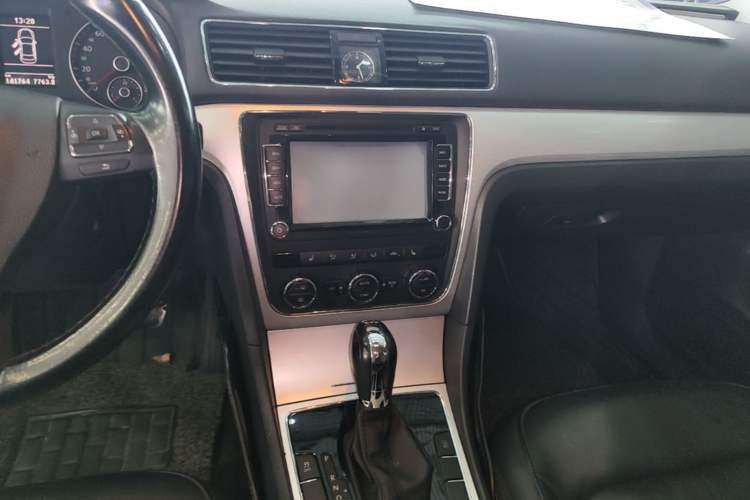 Used Volkswagen Passat 2015 1.8TSI DSG Prestige Edition Audio And AC Panel