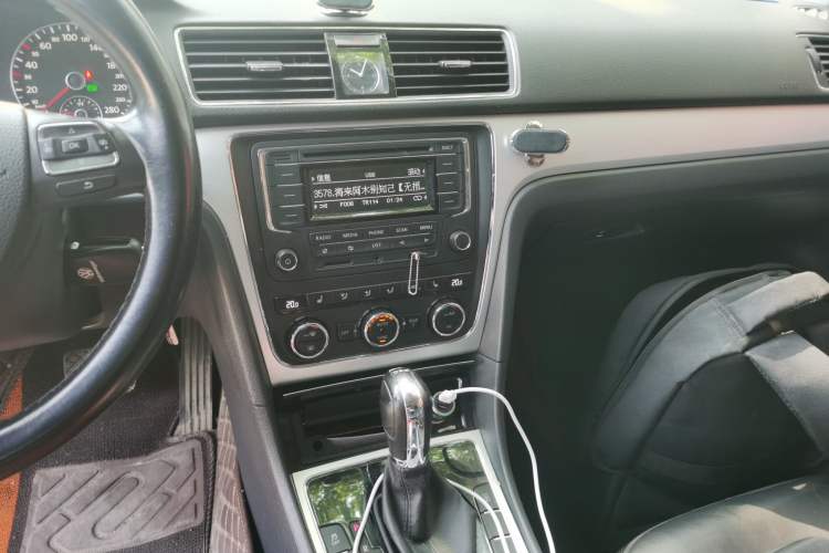 Used Volkswagen Passat 2015 1.8TSI DSG Prestige Edition Audio And AC Panel