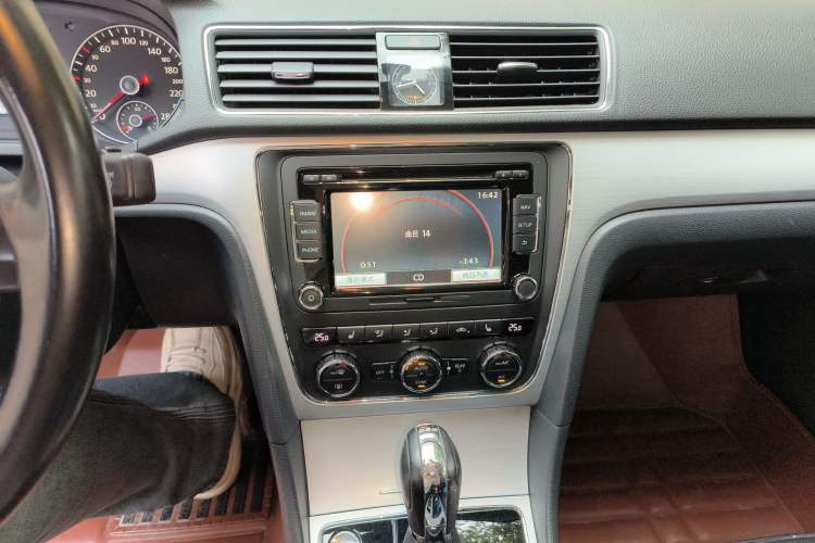 Used Volkswagen Passat 2015 2.0 TSI DSG Prestige Edition Audio And AC Panel
