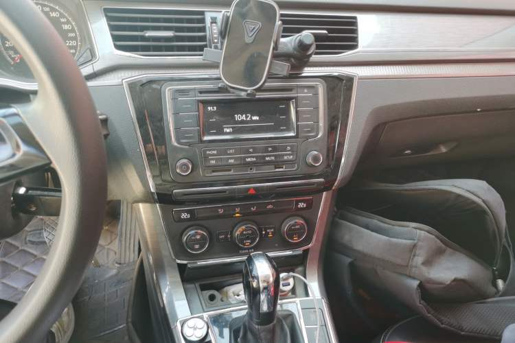 Used Volkswagen Passat 2015 1.8TSI Automatic Prestige Edition Audio And AC Panel