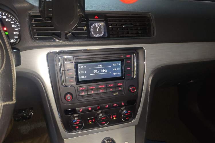 Used Volkswagen Passat 2015 1.8TSI DSG Prestige Edition Audio And AC Panel