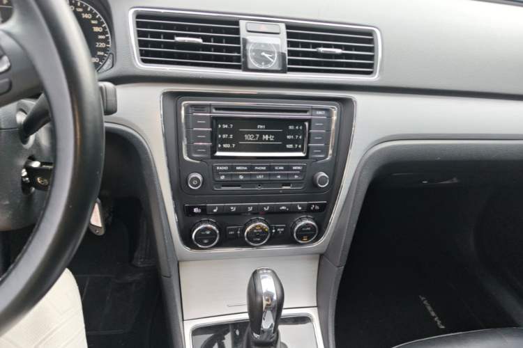 Used Volkswagen Passat 2015 1.8TSI DSG Prestige Edition Audio And AC Panel