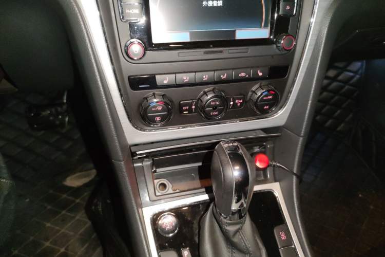 Used Volkswagen Passat 2015 1.8TSI DSG Prestige Edition Audio And AC Panel