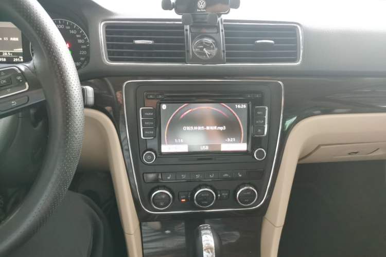 Used Volkswagen Passat 2015 1.8TSI DSG Prestige Edition Audio And AC Panel