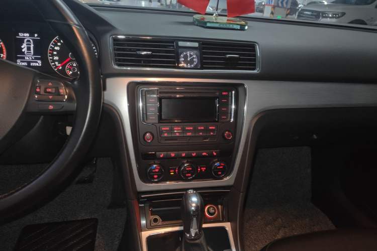 Used Volkswagen Passat 2015 1.8TSI DSG Prestige Edition Audio And AC Panel