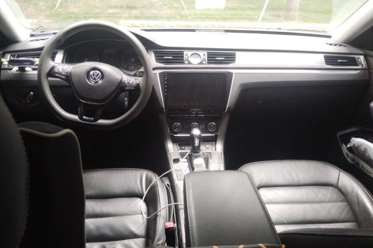 Used Volkswagen Passat 2015 1.8TSI DSG Luxury Edition Center Console