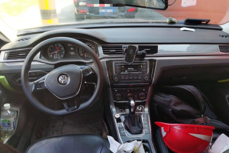 Used Volkswagen Passat 2015 1.8TSI Automatic Prestige Edition Center Console