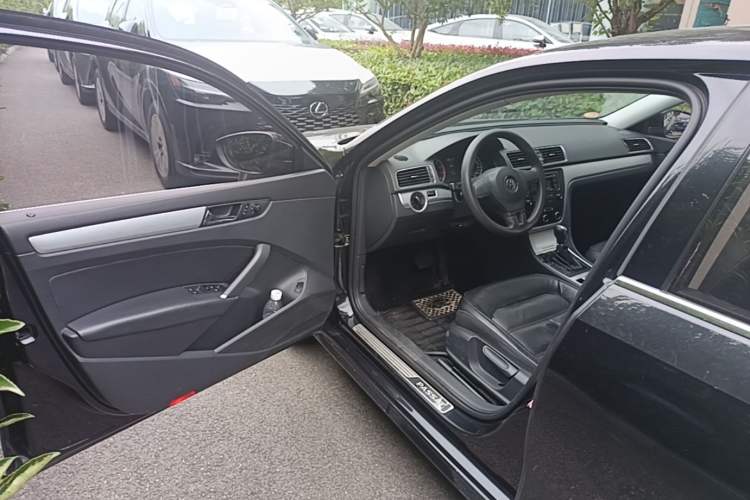 Used Volkswagen Passat 2015 1.8TSI Automatic Prestige Edition Driver Seat
