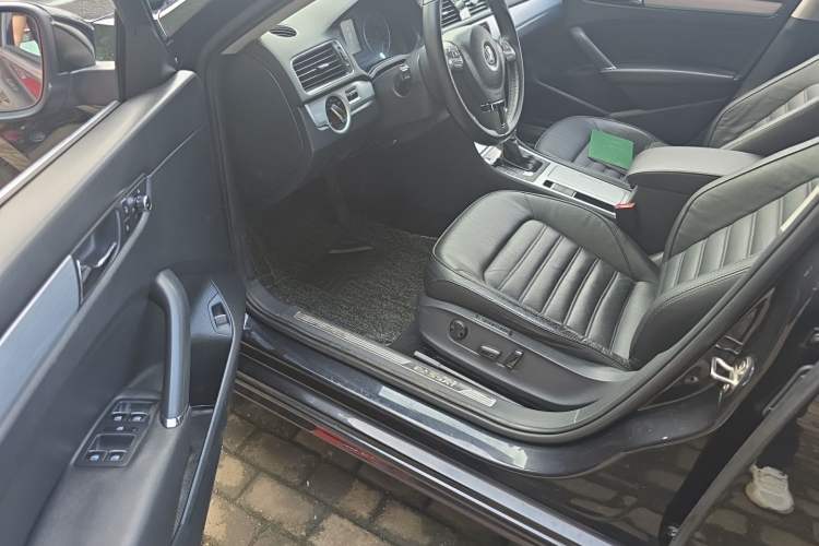 Used Volkswagen Passat 2015 1.8TSI DSG Prestige Edition Driver Seat