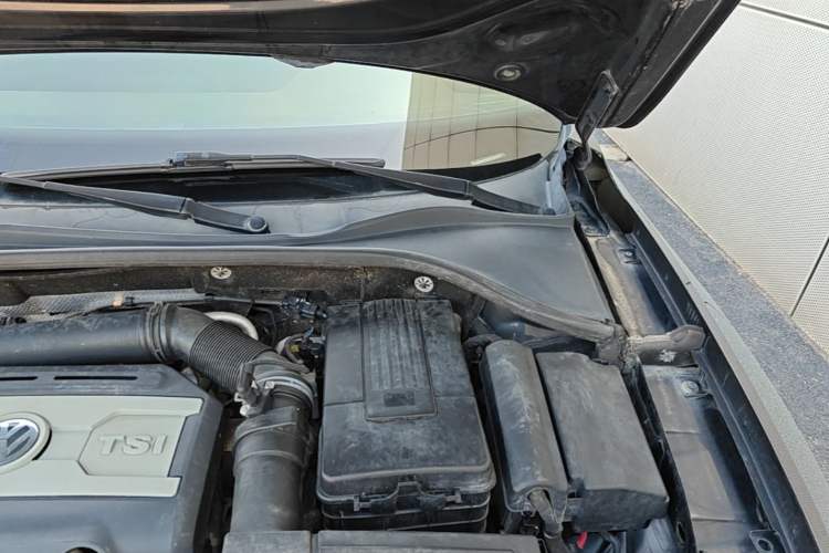 Used Volkswagen Passat 2015 1.8TSI DSG Prestige Edition Engine Bay Left