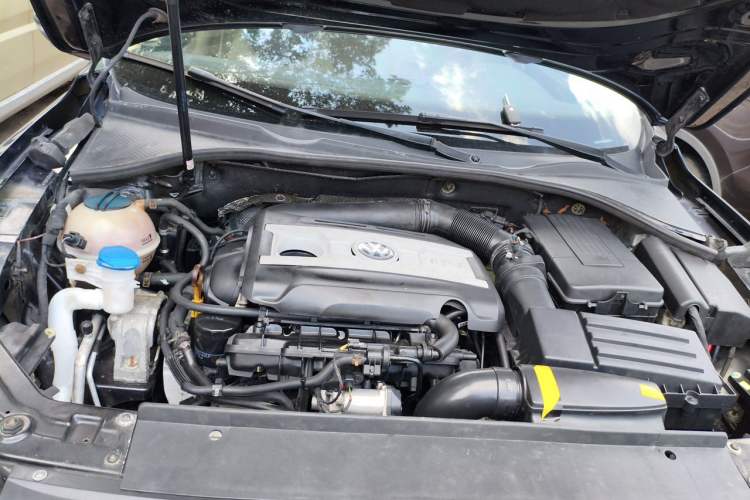 Used Volkswagen Passat 2015 1.8TSI DSG Prestige Edition Engine Bay Left