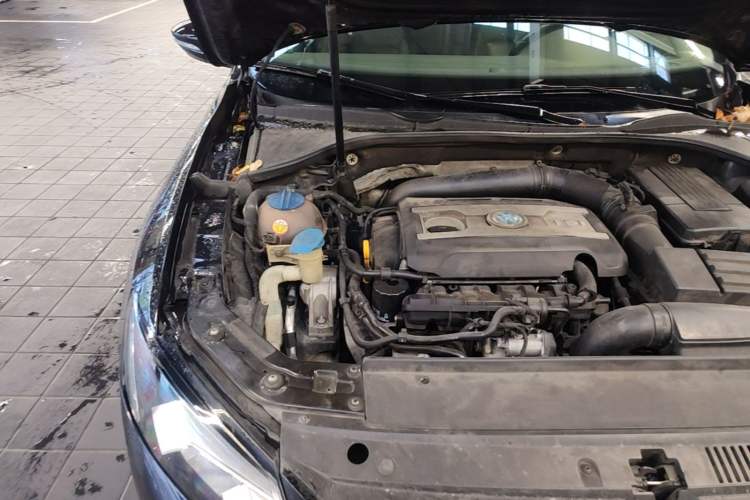 Used Volkswagen Passat 2015 1.8TSI DSG Prestige Edition Engine Bay Right