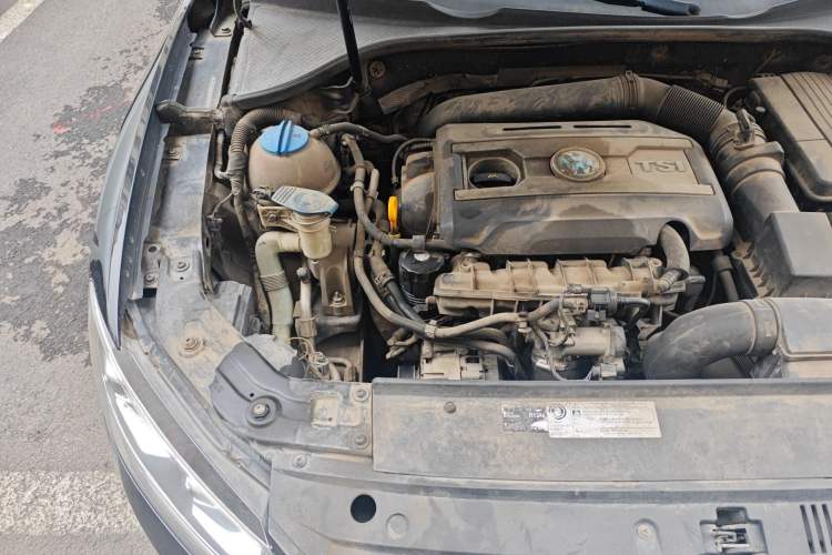 Used Volkswagen Passat 2015 1.8TSI DSG Prestige Edition Engine Bay Right
