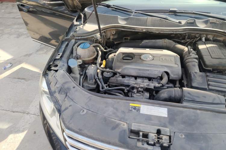 Used Volkswagen Passat 2015 1.8TSI DSG Prestige Edition Engine Bay Right