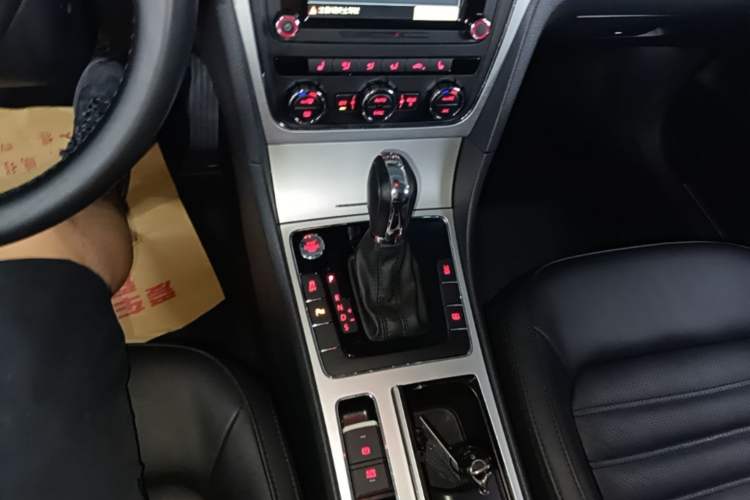 Used Volkswagen Passat 2015 1.8TSI DSG Prestige Edition Gear Lever