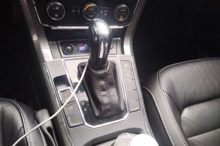 Used Volkswagen Passat 2015 1.8TSI DSG Luxury Edition Gear Lever