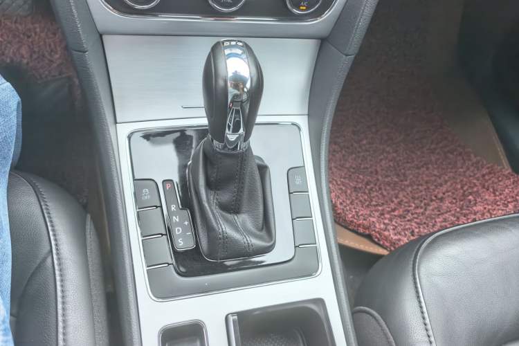 Used Volkswagen Passat 2015 1.8TSI DSG Prestige Edition Gear Lever