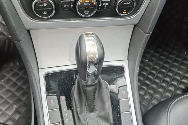 Used Volkswagen Passat 2015 1.8TSI DSG Prestige Edition Gear Lever