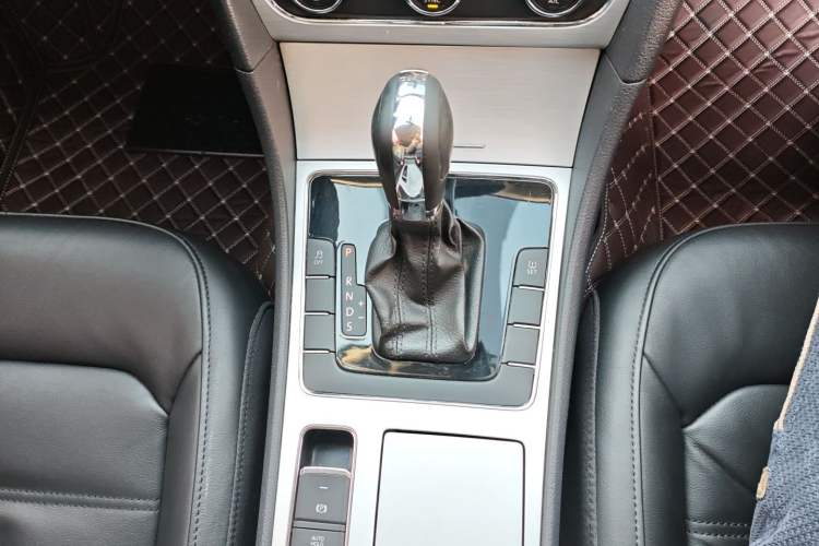 Used Volkswagen Passat 2015 1.8TSI DSG Prestige Edition Gear Lever