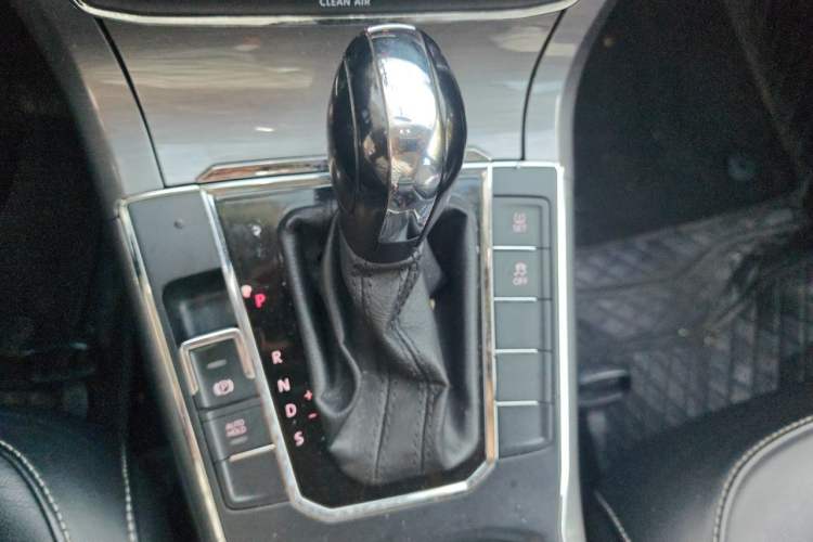 Used Volkswagen Passat 2015 1.8TSI Automatic Prestige Edition Gear Lever
