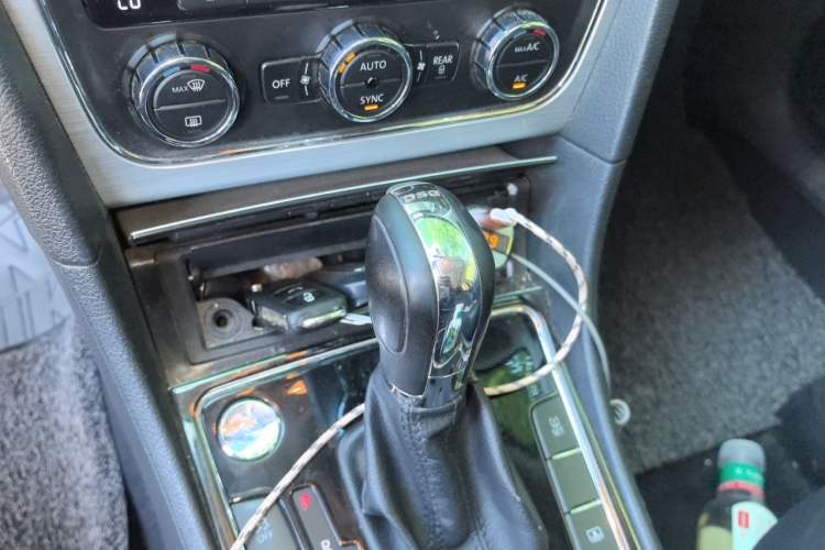 Used Volkswagen Passat 2015 1.8TSI DSG Prestige Edition Gear Lever