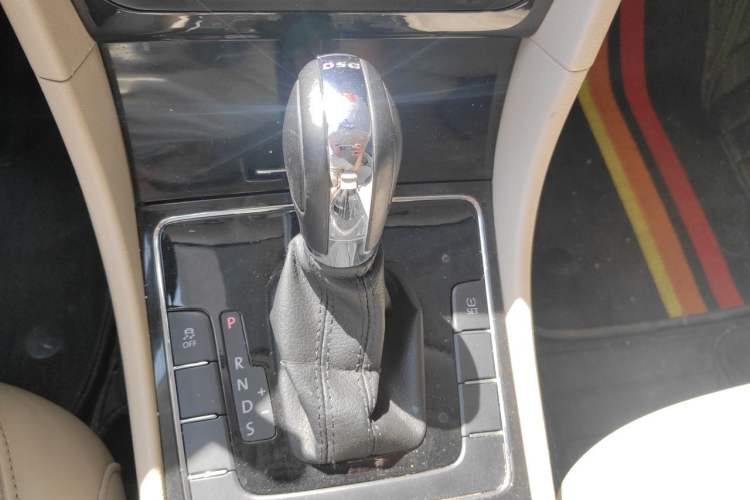Used Volkswagen Passat 2015 1.8TSI DSG Prestige Edition Gear Lever