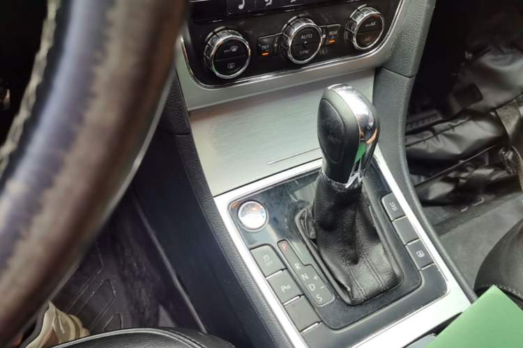 Used Volkswagen Passat 2015 1.8TSI DSG Prestige Edition Gear Lever