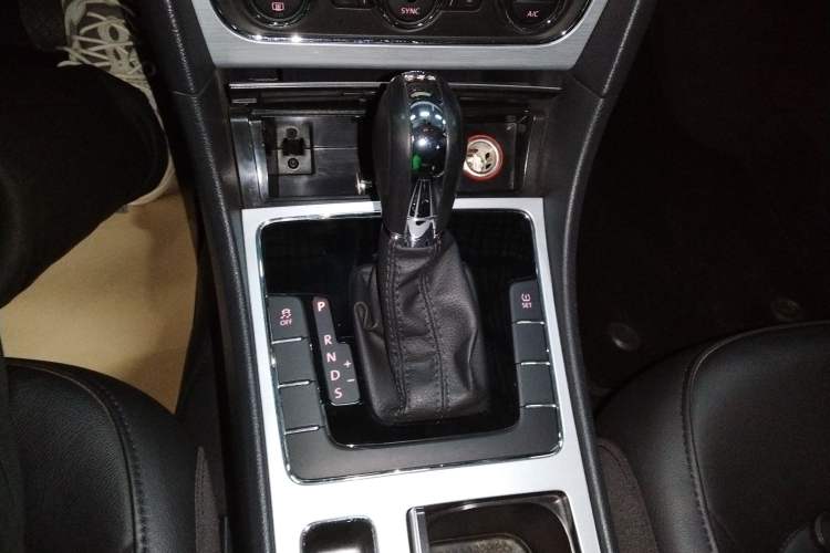 Used Volkswagen Passat 2015 1.8TSI DSG Prestige Edition Gear Lever