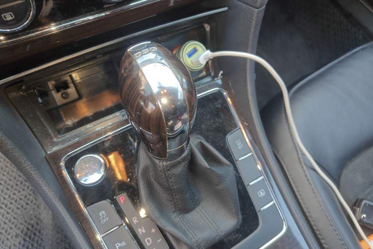 Used Volkswagen Passat 2015 1.8TSI DSG Ultimate Edition Gear Lever
