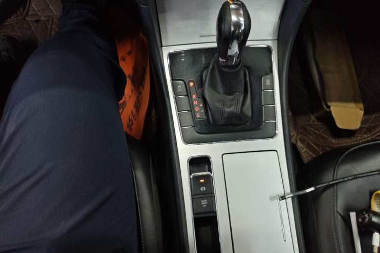 Used Volkswagen Passat 2015 1.8TSI DSG Prestige Edition Gear Lever
