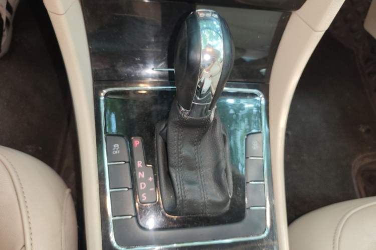 Used Volkswagen Passat 2015 1.8TSI DSG Prestige Edition Gear Lever