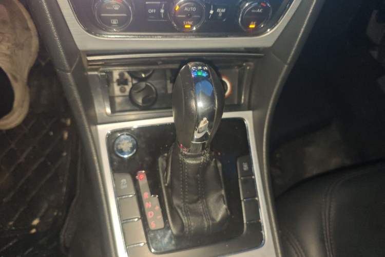 Used Volkswagen Passat 2015 1.8TSI DSG Prestige Edition Gear Lever