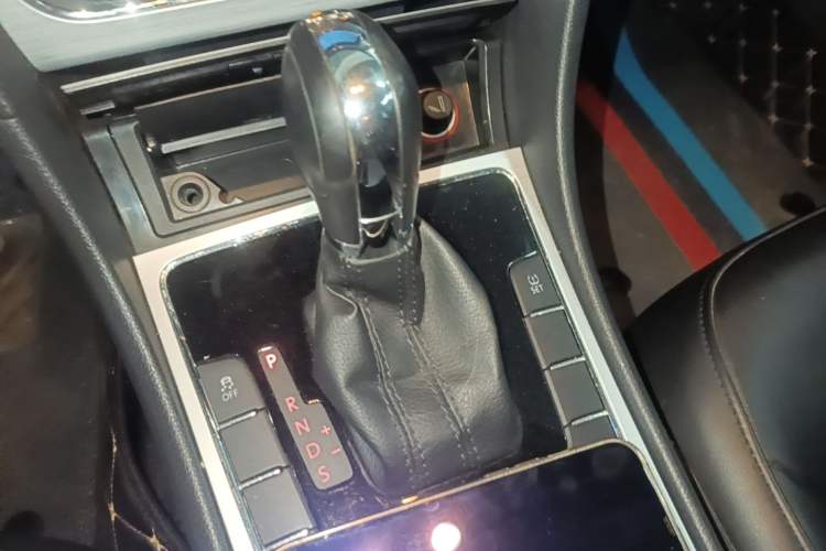 Used Volkswagen Passat 2015 1.8TSI DSG Prestige Edition Gear Lever