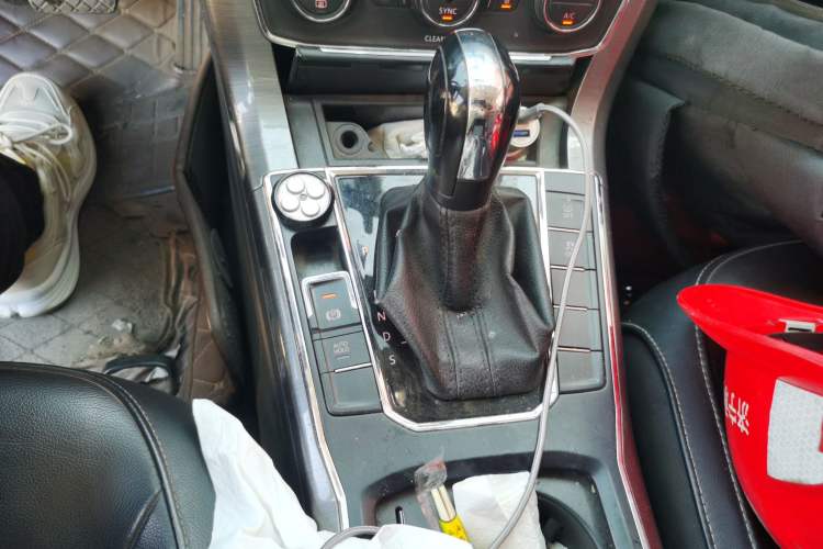 Used Volkswagen Passat 2015 1.8TSI Automatic Prestige Edition Gear Lever