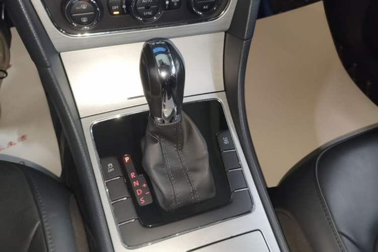 Used Volkswagen Passat 2015 1.8TSI DSG Prestige Edition Gear Lever