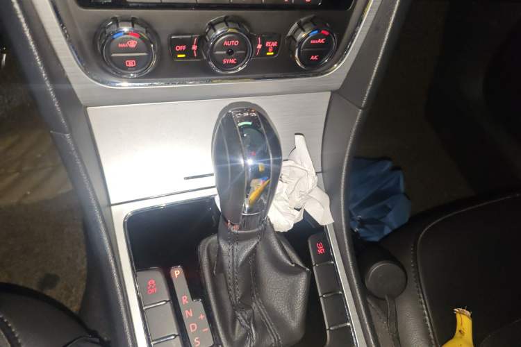 Used Volkswagen Passat 2015 1.8TSI DSG Prestige Edition Gear Lever