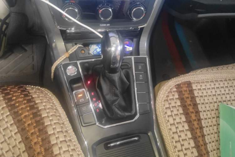 Used Volkswagen Passat 2015 1.8TSI DSG Luxury Edition Gear Lever
