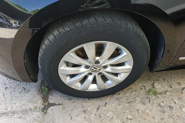 Used Volkswagen Passat 2015 1.8TSI DSG Prestige Edition Left Front Wheel Hub