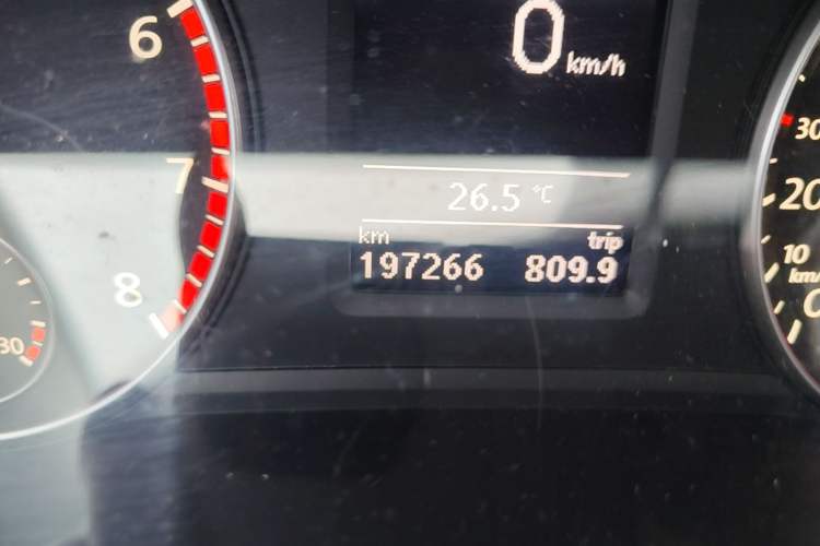 Used Volkswagen Passat 2015 1.8TSI DSG Prestige Edition Odometer Close Up