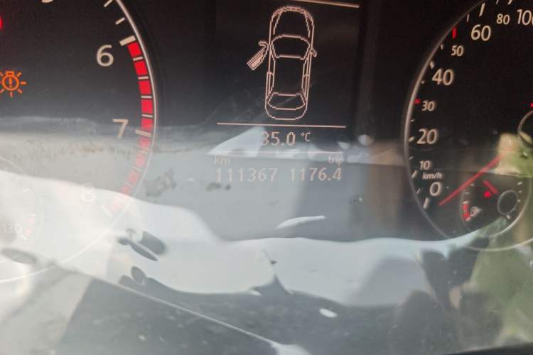 Used Volkswagen Passat 2015 1.8TSI DSG Prestige Edition Odometer Close Up