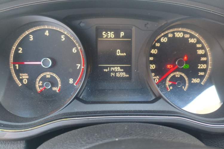 Used Volkswagen Passat 2015 1.8TSI DSG Luxury Edition Odometer Close Up