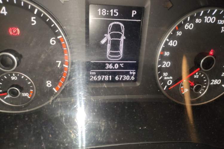 Used Volkswagen Passat 2015 1.8TSI DSG Prestige Edition Odometer Close Up