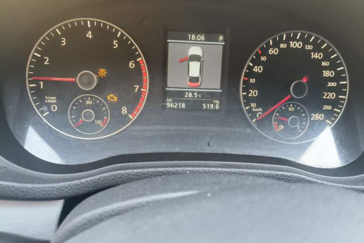 Used Volkswagen Passat 2015 1.8TSI DSG Prestige Edition Odometer Close Up
